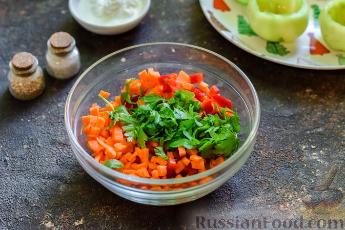 Фото приготовления рецепта: Тушёные зелёные помидоры, фаршированные морковью и перцем - шаг №4