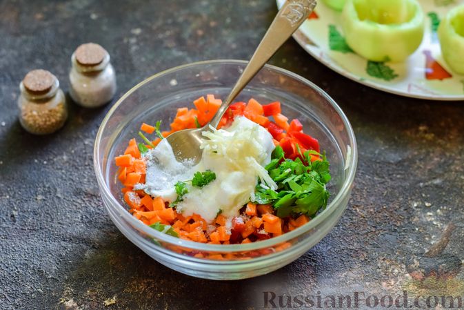 Фото приготовления рецепта: Тушёные зелёные помидоры, фаршированные морковью и перцем - шаг №5