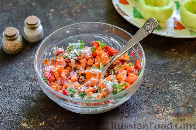 Фото приготовления рецепта: Тушёные зелёные помидоры, фаршированные морковью и перцем - шаг №6