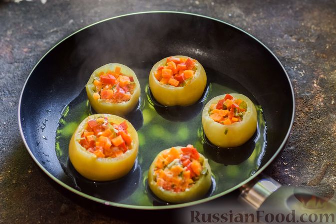 Фото приготовления рецепта: Тушёные зелёные помидоры, фаршированные морковью и перцем - шаг №9