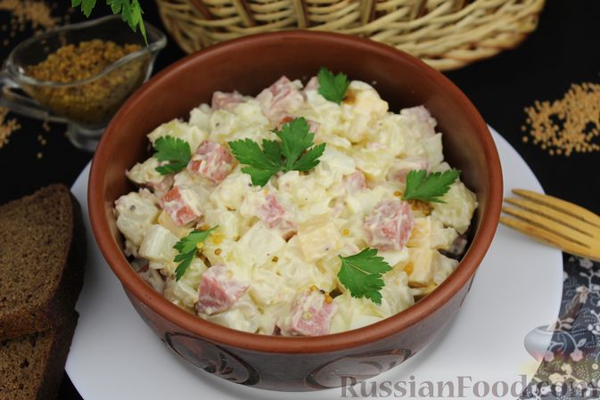 Фото приготовления рецепта: Салат с колбасой, картофелем, сыром и яйцами - шаг №15