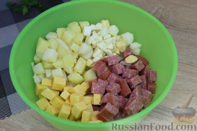 Фото приготовления рецепта: Салат с колбасой, картофелем, сыром и яйцами - шаг №9