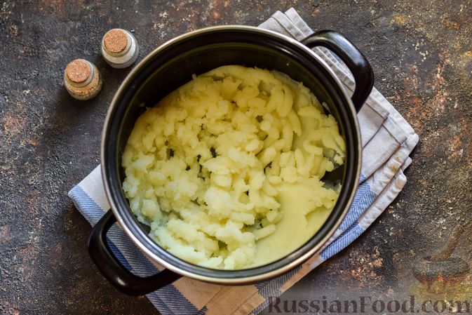 Фото приготовления рецепта: Картофельно-грибное пюре с курицей - шаг №10