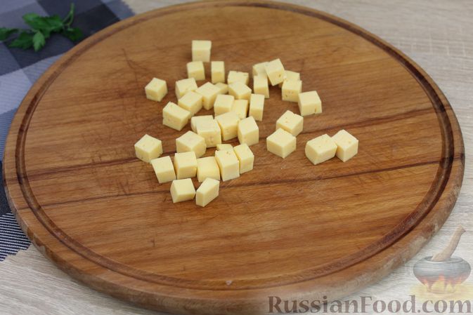 Фото приготовления рецепта: Салат с колбасой, картофелем, сыром и яйцами - шаг №5