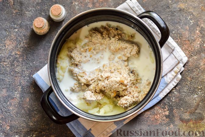 Фото приготовления рецепта: Картофельно-грибное пюре с курицей - шаг №12