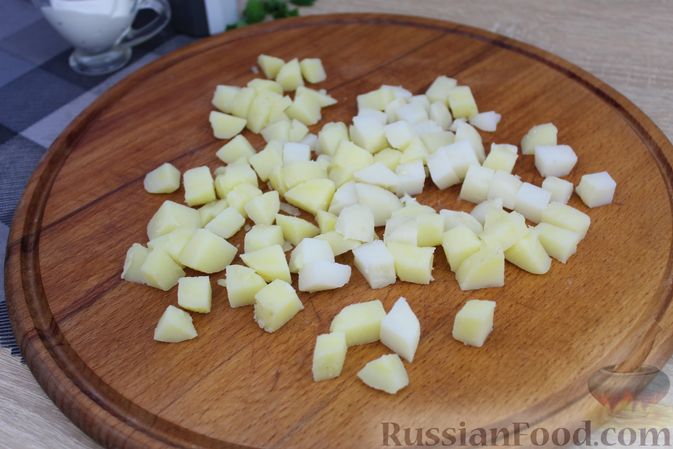 Фото приготовления рецепта: Салат с колбасой, картофелем, сыром и яйцами - шаг №8