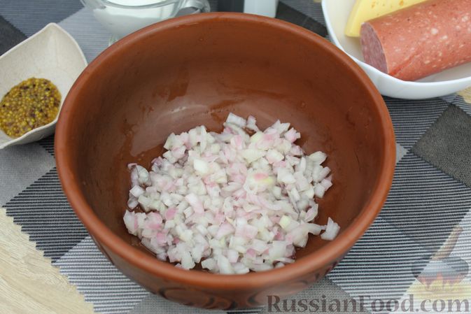 Фото приготовления рецепта: Салат с колбасой, картофелем, сыром и яйцами - шаг №4