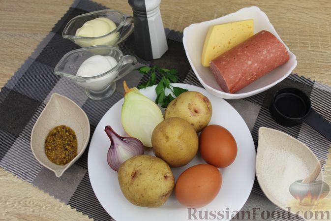 Фото приготовления рецепта: Салат с колбасой, картофелем, сыром и яйцами - шаг №1