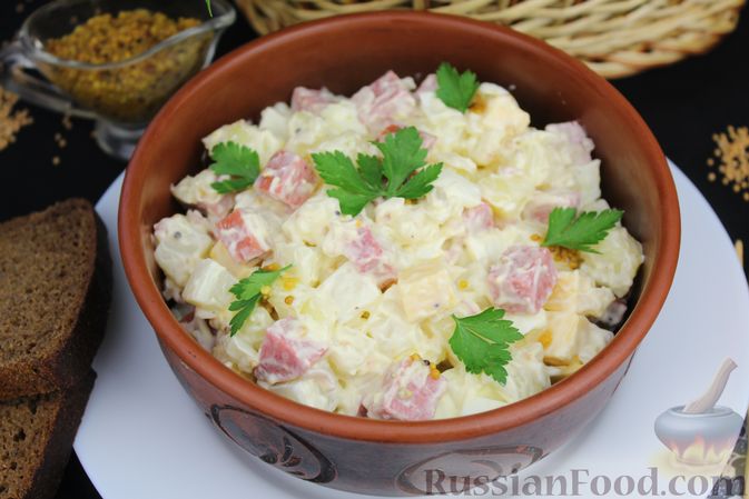 Фото приготовления рецепта: Салат с колбасой, картофелем, сыром и яйцами - шаг №14