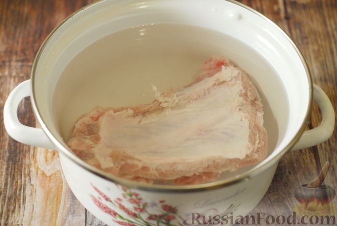Фото приготовления рецепта: Щи со свиными рёбрами, консервированным горошком и помидорами - шаг №2
