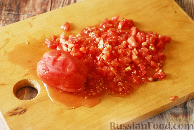 Фото приготовления рецепта: Щи со свиными рёбрами, консервированным горошком и помидорами - шаг №9