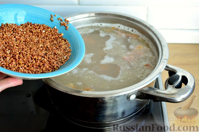 Фото приготовления рецепта: Гречневый суп с копчеными ребрышками и сметаной - шаг №9