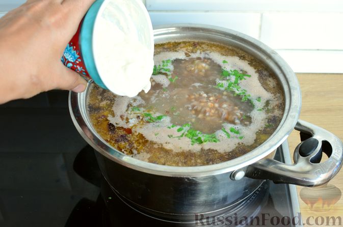 Фото приготовления рецепта: Гречневый суп с копчеными ребрышками и сметаной - шаг №11