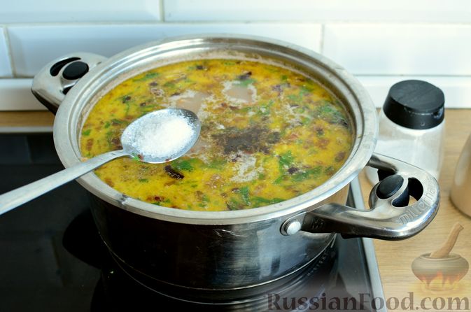 Фото приготовления рецепта: Гречневый суп с копчеными ребрышками и сметаной - шаг №12