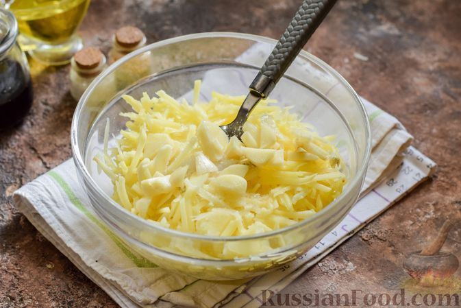 Фото приготовления рецепта: Картофельная соломка в чесночно-соевом соусе - шаг №6