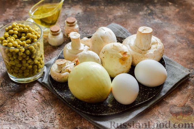 Фото приготовления рецепта: Салат из жареных шампиньонов с консервированным горошком и яйцами - шаг №1