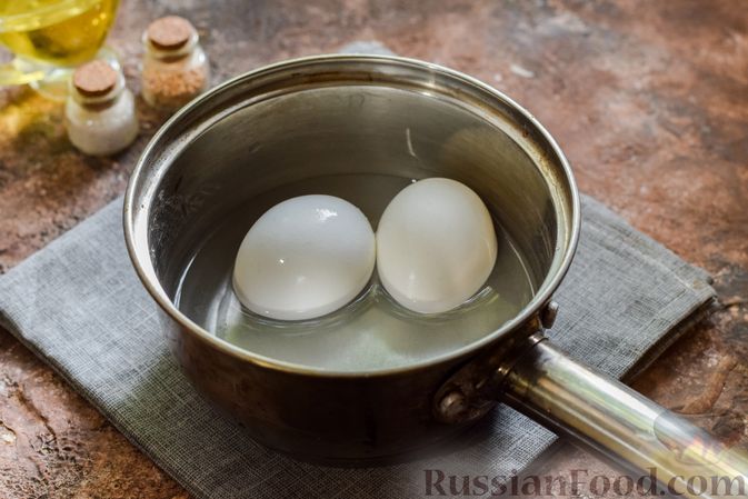 Фото приготовления рецепта: Салат из жареных шампиньонов с консервированным горошком и яйцами - шаг №2
