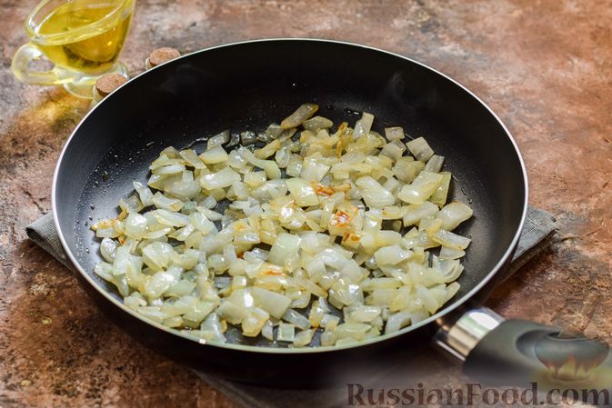Фото приготовления рецепта: Салат из жареных шампиньонов с консервированным горошком и яйцами - шаг №6