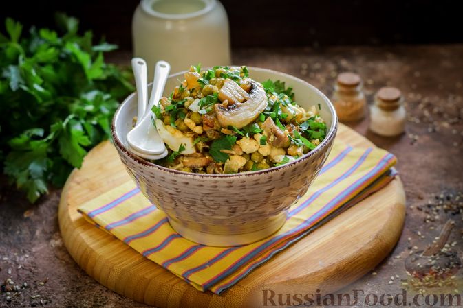 Фото приготовления рецепта: Салат из жареных шампиньонов с консервированным горошком и яйцами - шаг №11