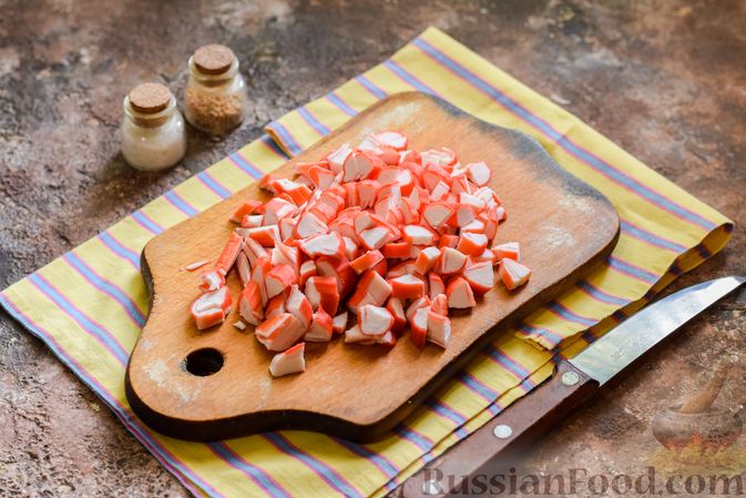 Фото приготовления рецепта: Салат с крабовыми палочками, плавленым сыром и морковью - шаг №5
