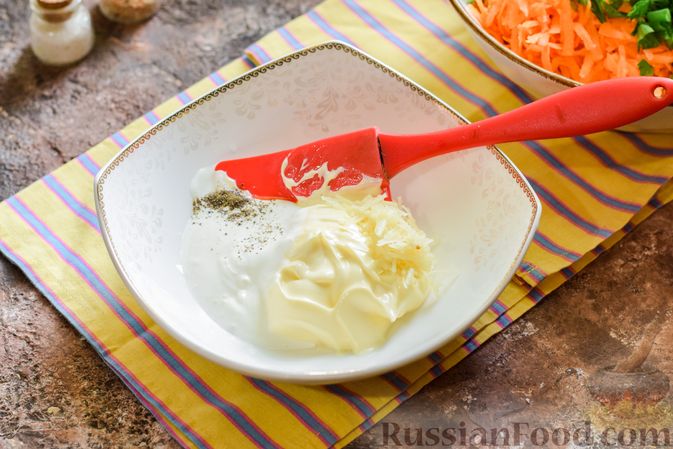 Фото приготовления рецепта: Салат с крабовыми палочками, плавленым сыром и морковью - шаг №9