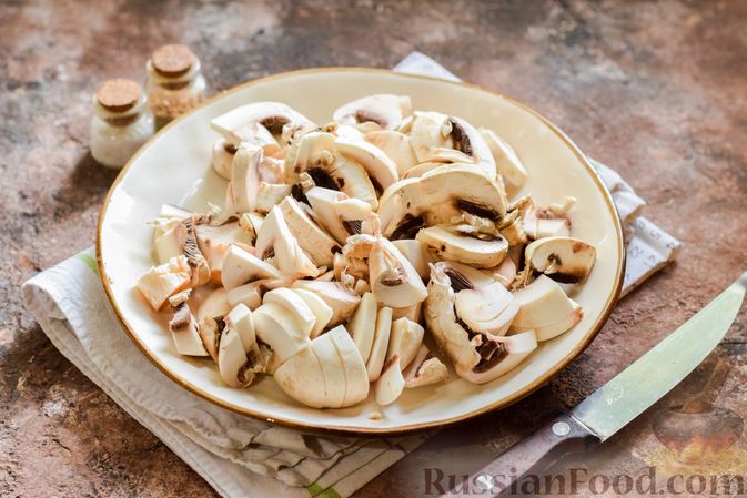 Фото приготовления рецепта: Мясное рагу с грибами, баклажанами, картофелем и сладким перцем - шаг №5