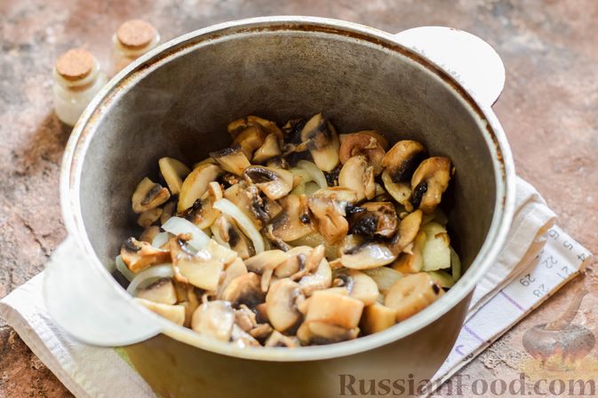 Фото приготовления рецепта: Мясное рагу с грибами, баклажанами, картофелем и сладким перцем - шаг №16