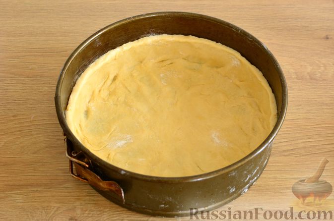 Фото приготовления рецепта: Дрожжевой пирог с картошкой, грибами и зелёным луком - шаг №5