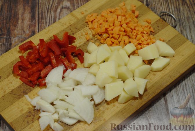 Фото приготовления рецепта: Суп с курицей, тыквой, рисом и сладким перцем - шаг №3