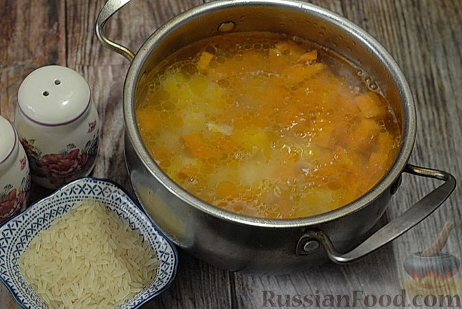 Фото приготовления рецепта: Суп с курицей, тыквой, рисом и сладким перцем - шаг №8