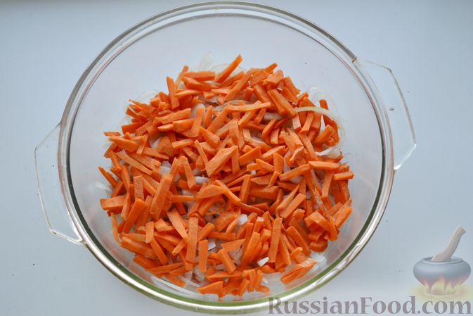 Фото приготовления рецепта: Запеканка с курицей, картошкой, тыквой и морковью - шаг №8