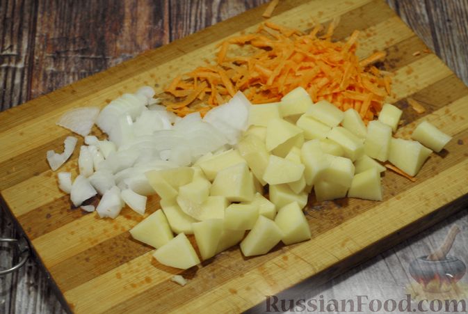 Фото приготовления рецепта: Суп с опятами и плавленым сыром - шаг №3