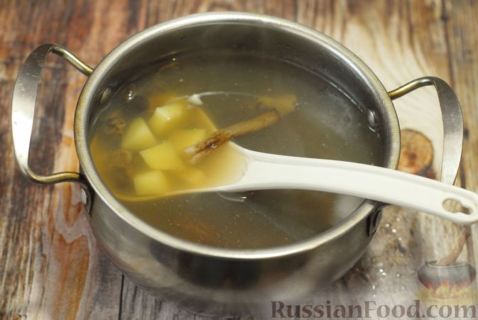 Фото приготовления рецепта: Суп с опятами и плавленым сыром - шаг №5