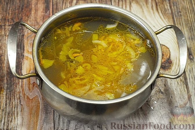Фото приготовления рецепта: Суп с опятами и плавленым сыром - шаг №6
