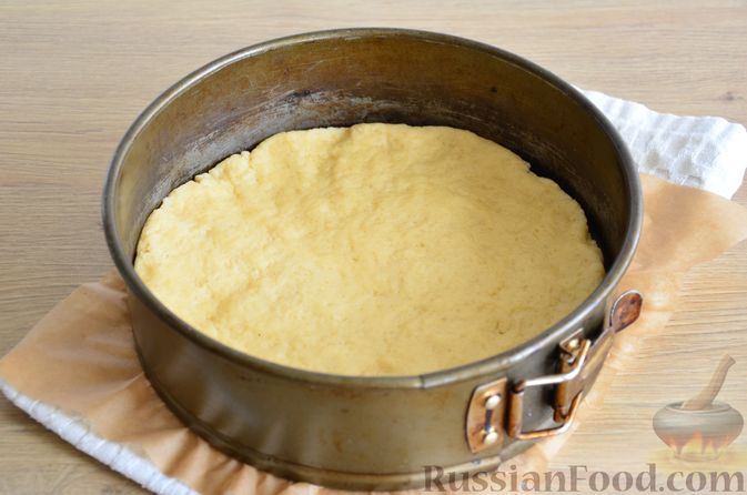 Фото приготовления рецепта: Пирог на кефире, со сливами в шоколадной карамели - шаг №7