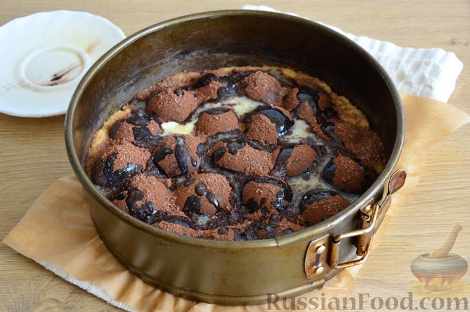 Фото приготовления рецепта: Пирог на кефире, со сливами в шоколадной карамели - шаг №10