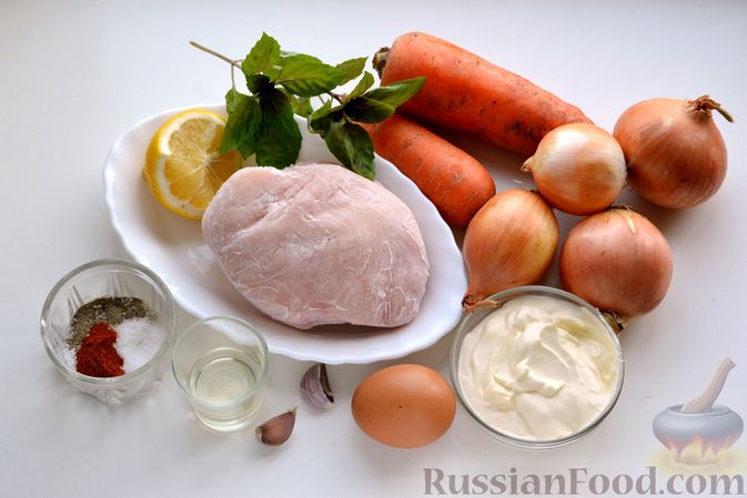 Фото приготовления рецепта: Куриная грудка, запечённая с морковью, луком и сметаной - шаг №1
