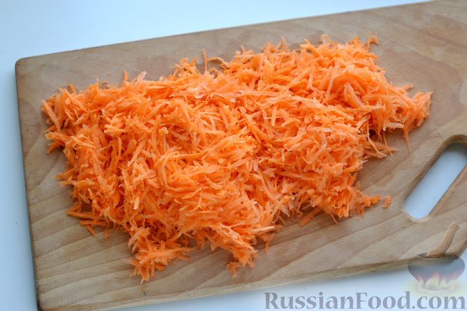 Фото приготовления рецепта: Куриная грудка, запечённая с морковью, луком и сметаной - шаг №8