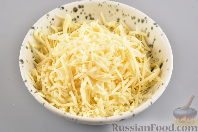 Фото приготовления рецепта: Салат с картофелем, беконом, сыром и зелёным луком - шаг №6