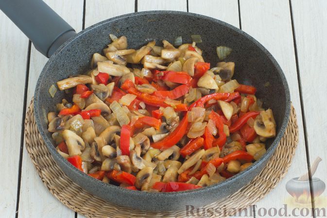 Фото приготовления рецепта: Тыквенный крем-суп с шампиньонами и болгарским перцем - шаг №7