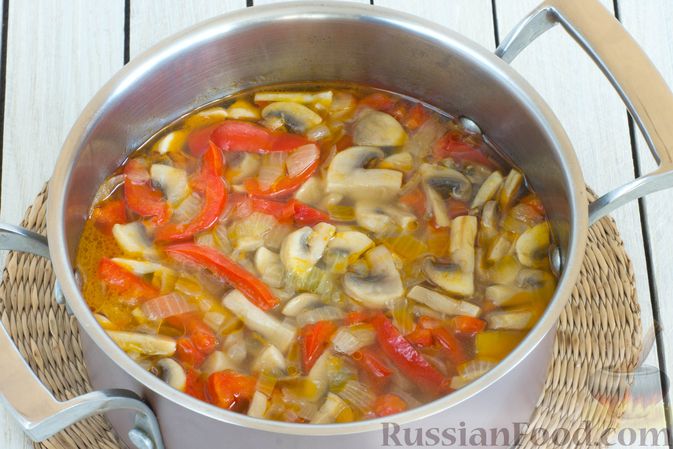 Фото приготовления рецепта: Тыквенный крем-суп с шампиньонами и болгарским перцем - шаг №8