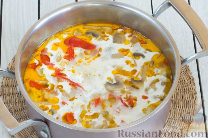 Фото приготовления рецепта: Тыквенный крем-суп с шампиньонами и болгарским перцем - шаг №9
