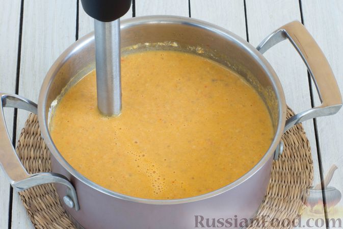 Фото приготовления рецепта: Тыквенный крем-суп с шампиньонами и болгарским перцем - шаг №10