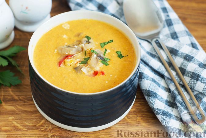 Фото к рецепту: Тыквенный крем-суп с шампиньонами и болгарским перцем