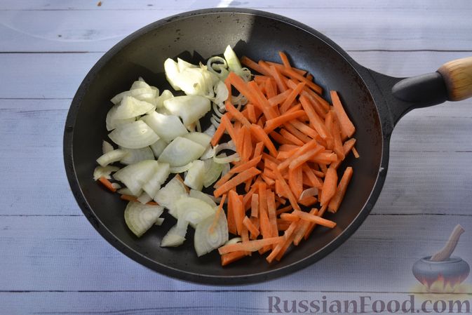 Фото приготовления рецепта: Суп из консервированной рыбы с булгуром и овощами - шаг №7