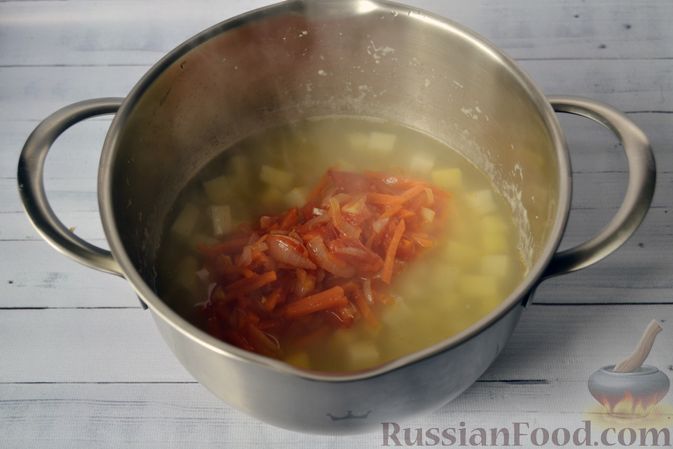 Фото приготовления рецепта: Суп из консервированной рыбы с булгуром и овощами - шаг №12