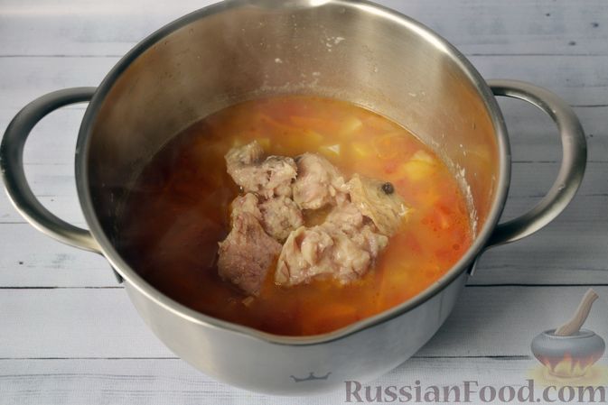 Фото приготовления рецепта: Суп из консервированной рыбы с булгуром и овощами - шаг №13