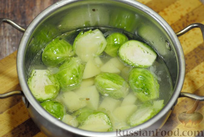 Фото приготовления рецепта: Суп-пюре из брюссельской капусты со сметаной - шаг №7