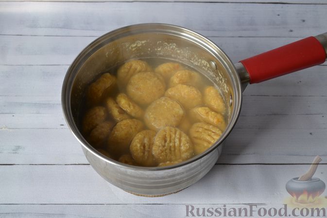 Фото приготовления рецепта: Тыквенные ньокки со сливочно-сырным соусом с ветчиной - шаг №17
