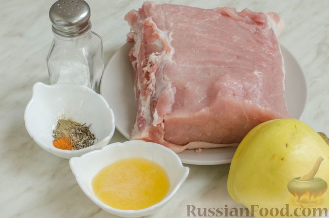 Фото приготовления рецепта: Мясо, запечённое с айвой и мёдом (в фольге) - шаг №1